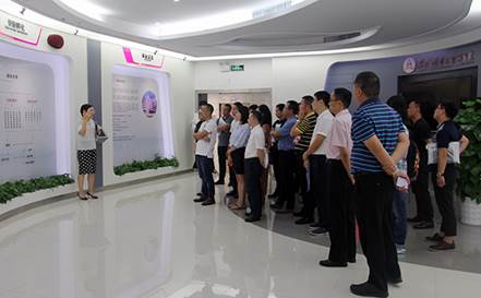 说明: F:\【资料与办公】\办公区\2.网站新闻\2019年\9月\2019.09.07 ga黄金甲集团举办“高级管理人员研修班”培训\参观展厅（文中.jpg