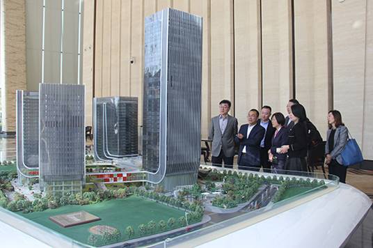 说明: F:\【资料与办公】\办公区\2.网站新闻\2019年\12月\2019.12.10 上海市松江区经济科技开发区党工委书记袁球坤一行莅临ga黄金甲集团考察\参观（文中.jpg